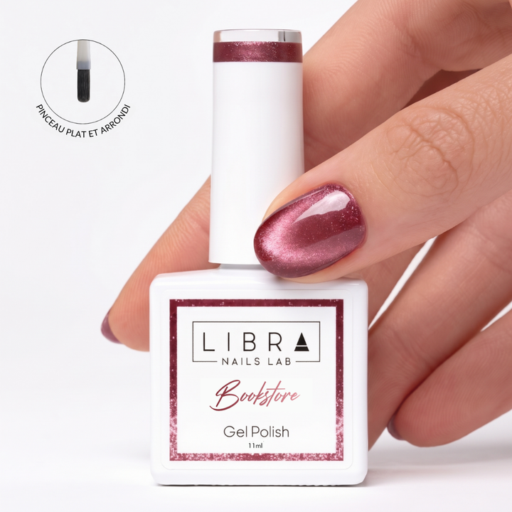 Vernis semi-permanent Cat Eye Bookstore Libra Nails Lab – bordeaux aux reflets rosés, flacon et effet sur l'ongle