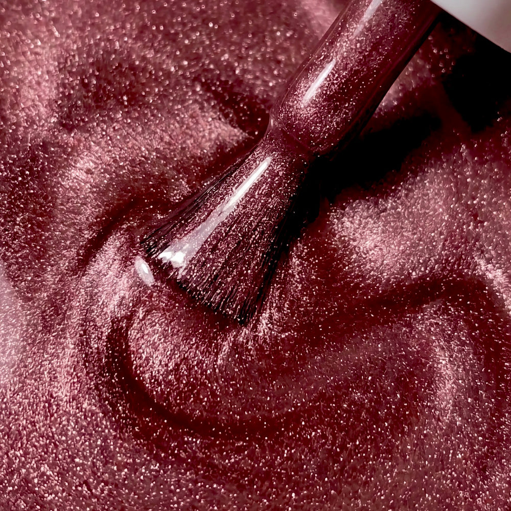 Texture du vernis Cat Eye Bookstore (bordeaux aux reflets rosés) – collection Late October