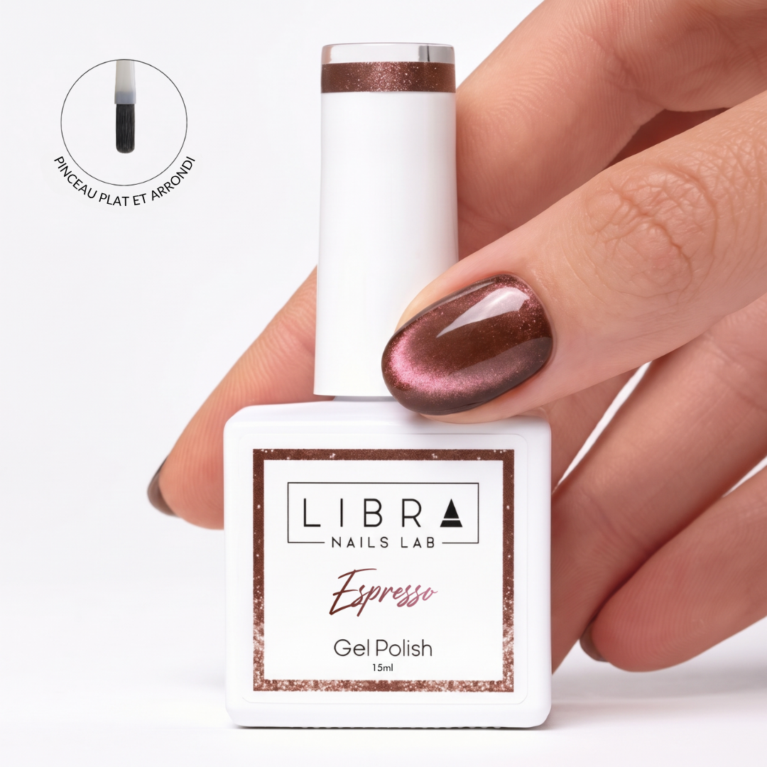 Vernis semi-permanent Cat Eye Espresso Libra Nails Lab – brun moka, flacon et effet sur l'ongle