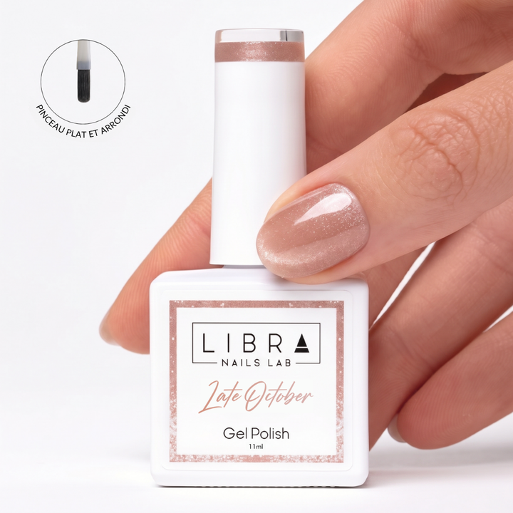 Vernis semi-permanent Cat Eye Late October Libra Nails Lab – nude rosé, flacon et effet sur l'ongle