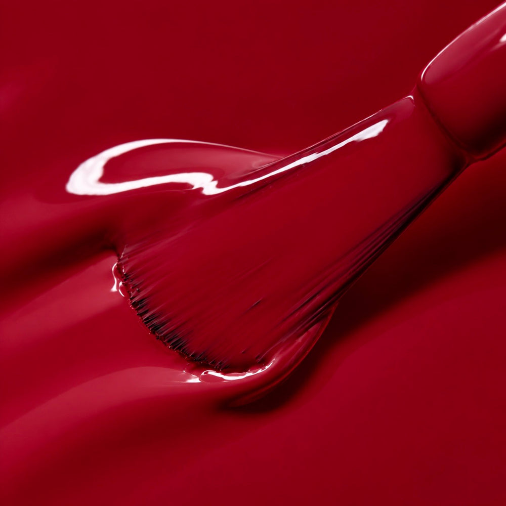 Texture du vernis semi-permanent Marsala, rouge vin profond et brillant