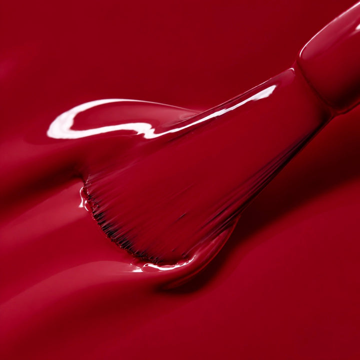 Texture du vernis semi-permanent Marsala, rouge vin profond et brillant