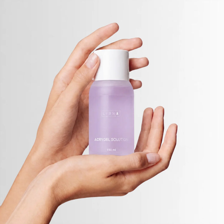 Flacon d'Acrygel Solution 150 ml Libra Nails Lab tenu en main, liquide de modelage pour acrygel HEMA Free