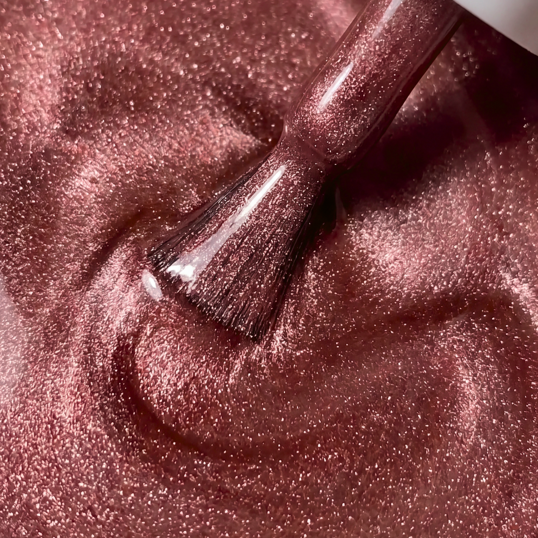 Texture du vernis Cat Eye Frappé (rose fraise) – collection Late October